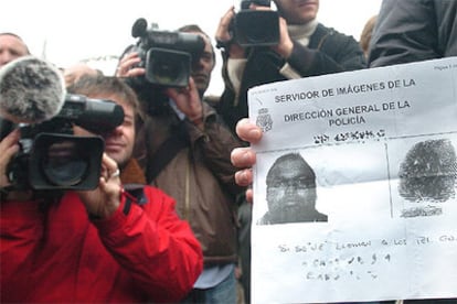 Compañeros de trabajo de Gaspar Garcia muestran a la prensa una copia de la ficha policial del padre de la menor.
