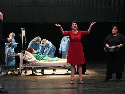 Escena de la obra de teatro 'Edipo rey', dirigida por Declan Donnellan.