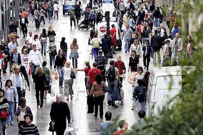 La segunda calle comercial más cara de España es la barcelonesa Portal Ángel, con rentas medias de 2.160 euros por metro cuadrado al año. Los precios han subido un 1,7% respecto al año anterior. Para efectuar el informe, la empresa consultora Cushman&Wakefield ha comparado los alquileres en 233 ciudades de 47 países.