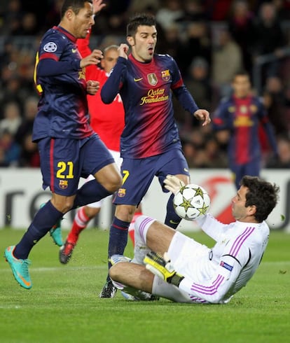 Adriano y Villa ante el portero del Benfica Artur.