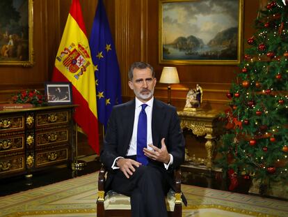 El rey Felipe da su discurso de Nochebuena en el Palacio de la Zarzuela, este jueves.