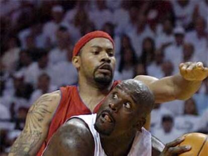 O'Neal intenta eludir el acoso de Wallace.