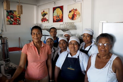 Irlanda Banguera, propietaria de El descanso del gua, el restaurante ms antiguo en Santa Cruz, junto a su equipo de trabajo. 