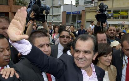 Oscar Ivan Zuluaga, tras votar este domingo en Bogotá.