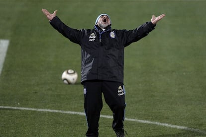 Diego Armando Maradona celebra un gol durante una sesión preparatoria.