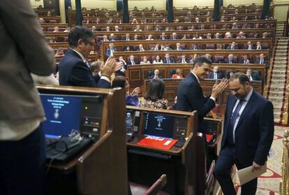 El líder del PSOE Pedro Sánchez aplaude la intervención del Secretario de Organización José Luis Ábalos.