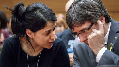 Anna Gabriel i Carles Puigdemont, aquest dilluns en un acte a Brussel·les.