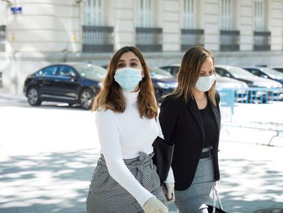 La exasesora de Podemos Dina Bousselham (izquierda), a su llegada a la Audiencia Nacional la semana pasada.