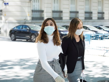 La exasesora de Podemos Dina Bousselham (izquierda) a su llegada en mayo a la Audiencia Nacional.