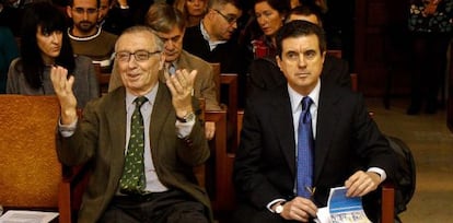 El periodista Antonio Alemany junto a Jaume Matas durante el juicio.