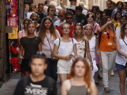 Turistas en el barrio gotico de Barcelona.