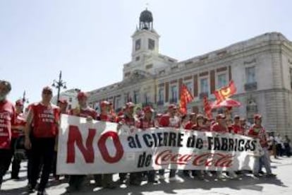 Trabajadores de Coca-Cola se manifiestan, entre la Plaza de Callao y la Puerta del Sol, contra el ERE planteado por Coca-Cola Iberian Partners. EFE/Archivo