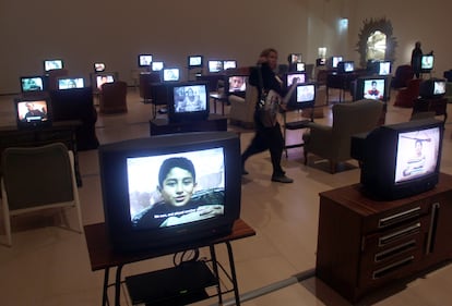 Con una instalación que incluye vídeo digital a través de 40 canales, con sonido, 40 sillas usadas, 40 mesas y 40 televisores, el artista Kutlug Ataman evoca un complejo retrato de una comunidad a través de los habitantes de una barriada de chabolas a las afueras de Estambul.