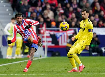 De Paul centra ante Baena durante el Atlético-Villarreal (1-1)  disputado esta tarde en el Metropolitano.