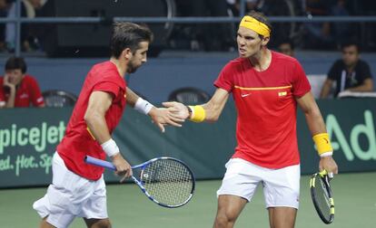 Marc L&oacute;pez y Nadal se felicitan tras un punto.