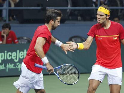 Marc L&oacute;pez y Nadal se felicitan tras un punto.