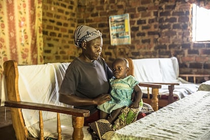 Julia Kulema y su hija Margaret Ayuma en casa durante una visita domiciliaria de rutina de una voluntaria de salud comunitaria en la aldea de Wamukabo en el condado de Vihiga, Kenia. La pequeña ha sido una de las primeras en recibir la vacuna de la malaria.