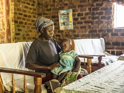 Julia Kulema y su hija Margaret Ayuma en casa durante una visita domiciliaria de rutina de una voluntaria de salud comunitaria en la aldea de Wamukabo en el condado de Vihiga, Kenia. La pequeña ha sido una de las primeras en recibir la vacuna de la malaria.