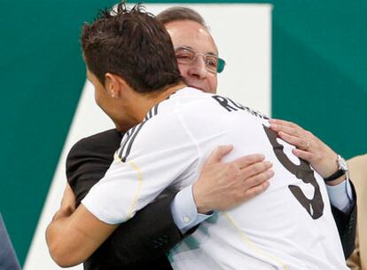 Florentino abraza a Cristiano Ronaldo en su presentación.