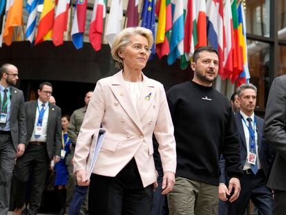 La presidenta de la Comisión Europea, Ursula von der Leyen, el presidente ucranio, Volodímir Zelenski, y el presidente del Consejo Europeo, Charles Michel, en Bruselas el 9 de febrero.
