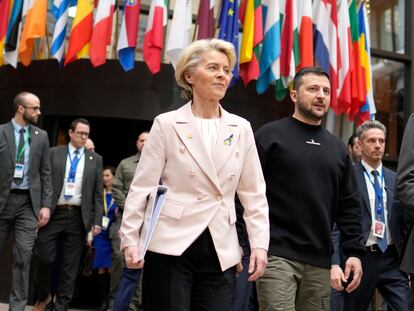 La presidenta de la Comisión Europea, Ursula von der Leyen, el presidente ucranio, Volodímir Zelenski, y el del Consejo Europeo, Charles Michel, en Bruselas el pasado febrero.