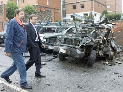 El delegado del Gobierno en el País Vasco, Paulino Luesma, y el director de la Guardia Civil, Joan Mesquida, en el lugar del atentado.