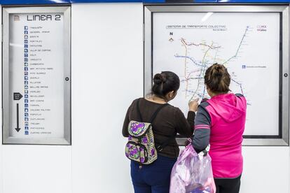 Dos viajeras consultan el trazado de la red de metro de la capital mexicana.