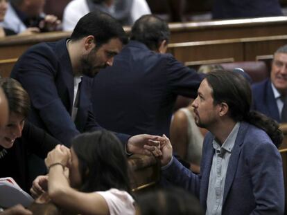 El líder de Podemos, Pablo Iglesias (derecha), y el coordinador general de Izquierda Unida, Alberto Garzón, en el Congreso de los Diputados antes de la comparecencia del presidente del Gobierno.