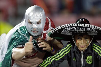 Dos aficionados de México, antes del partido ante Chile.