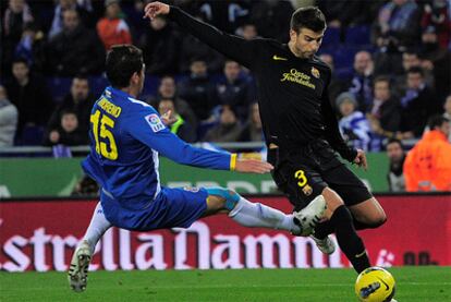 Piqué chuta a portería ante la presencia de Héctor Moreno.