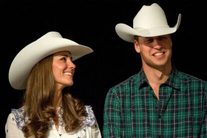 Los duques de Cambridge, Guillermo y Catalina, el pasado jueves en Calgary (Canadá).