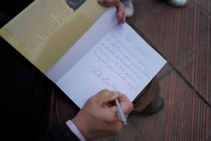 Félix López-Rey dedica una copia de su libro “Orcasitas. Memorias vinculantes de un barrio”.