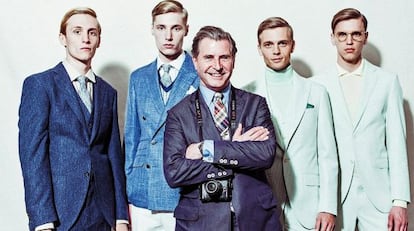 Jeremy Hackett con varios modelos con prendas para esta temporada.