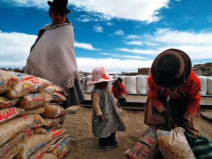 Família boliviana recebe alimentos em La Quiaca, um povoado argentino na fronteira com a Bolívia