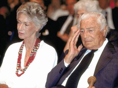 Marella y Gianni Agnelli en la fiesta del centenario de Fiat, en 1999.