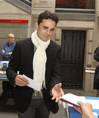 El cabeza de lista del Partido X a las elecciones al Parlamento Europeo, Hervé Falciani, ha votado hoy en el colegio electoral Pompeu Fabra de Barcelona.