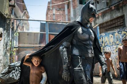 Unos niños juegan alrededor de un hombre disfrazado de Batman en la Favela do Metrô en Río de Janeiro (Brasil).