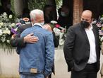 El hijo de la fallecida llora sobre el hombro de su abuelo, Serrano Aladro, junto a su tío y hermano de la fallecida, Manuel Aladro y su mujer, Patricia García.