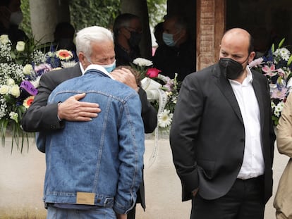 El hijo de María Teresa Aladro, asesinada el 20 de mayo, llora sobre el hombro de su abuelo, Serrano Aladro, junto a su tío y hermano de la fallecida, Manuel Aladro y su mujer, Patricia García.