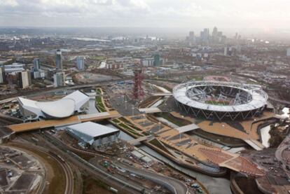 Vista aérea del Estadio Olímpico de Londres, el Centro Acuático y el Water Polo Arena.