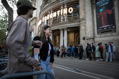 Decenas de fans y curiosos delante de la entrada del Teatro Coliseum de Barcelona esperaban la llegada de Quentin Tarantino que esta tarde ha ofrecido una charla en la sala. La cola para entrar en el teatro llegaba a la Rambla de Catalunya.