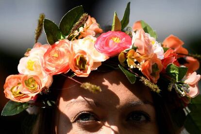 Una mujer posa con una diadema floral durante el Festival Chelsea in Bloom en Londres, el 23 de mayo de 2018.