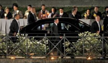 El Papa Benedicto XVI (en el coche) llega al Vía Crucis del Viernes Santo, en el Coliseo romano. EFE/Archivo