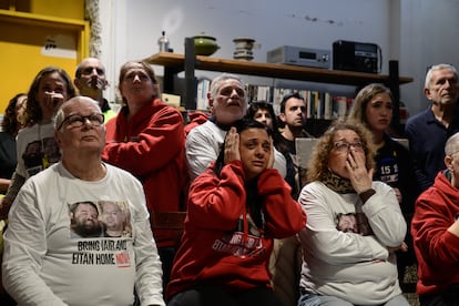 Amigos de la familia Horn reaccionan a la ceremonia en Gaza de entrega de Iair, el pasado día 15 en la localidad israelí de Kfar Saba.