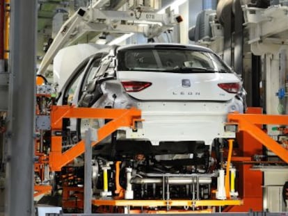 Ensamblaje del Seat León en la planta de Martorell (Barcelona).