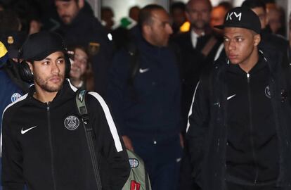 Neymar y Mbappé, este martes en Barajas.