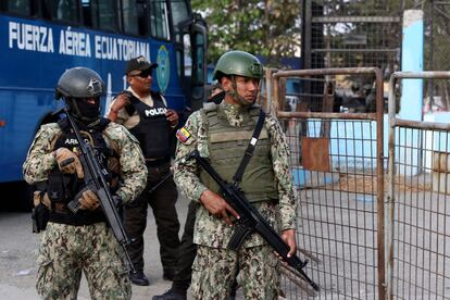 Soldados vigilan una cárcel en Guayaquil, en Ecuador, la semana pasada.