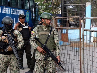 Soldados vigilan una cárcel en Guayaquil, en Ecuador, la semana pasada.