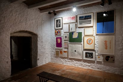 Una sala de l'Antiga Farinera con obras sobre papel. 