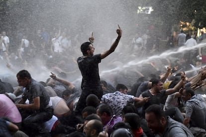 La policía antidisturbios en Ereván, Armenia, intenta dispersar con cañones de agua a los manifestantes durante una protesta en contra de la decisión del Gobierno de subir las tarifas de la luz.